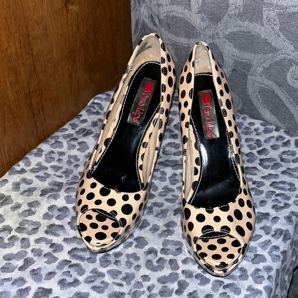Two lips high heels